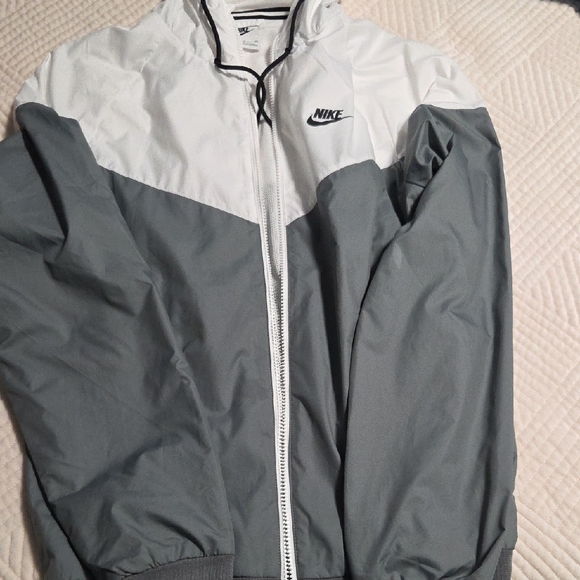 Nike Men's White and Gray Windbreaker